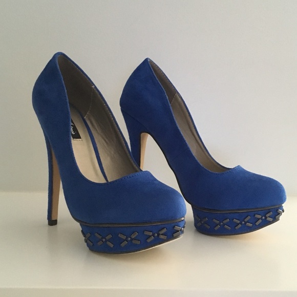 Blue Pump with Stud Accents and Island Platform - Picture 2 of 6